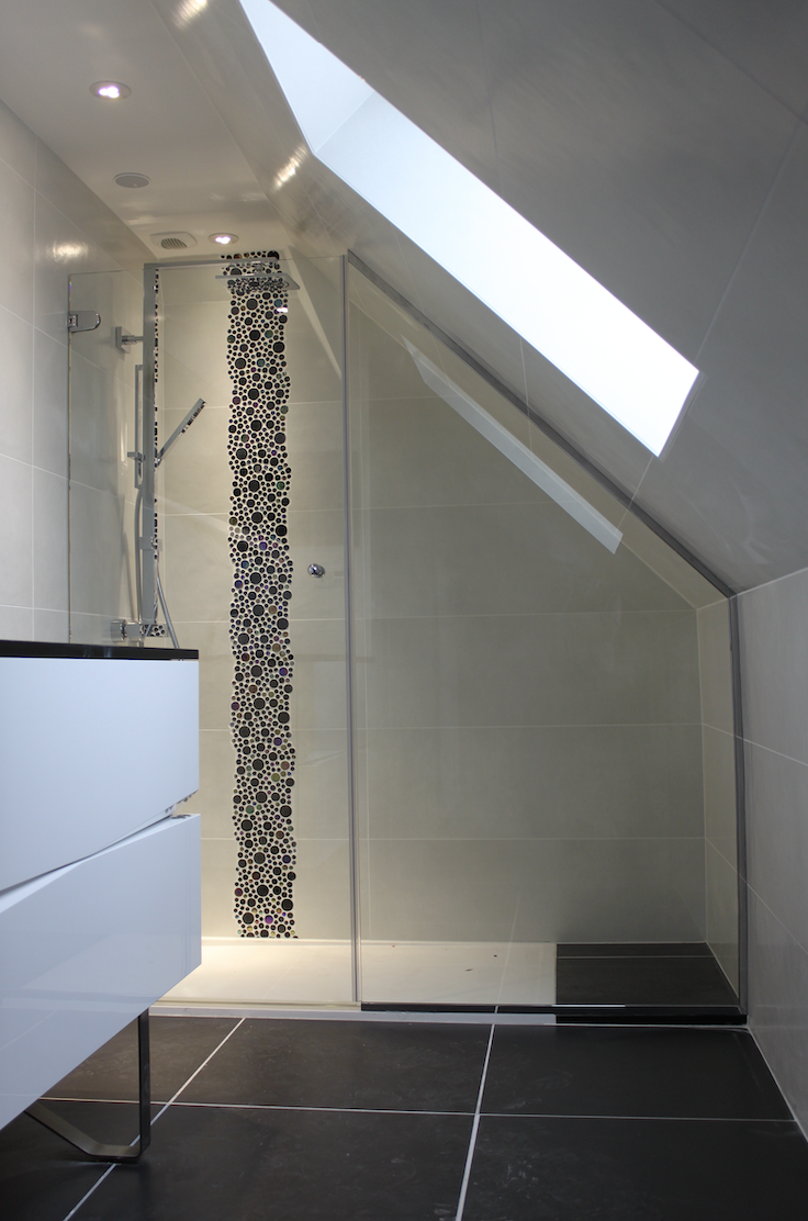 Cabine de douche sous toiture