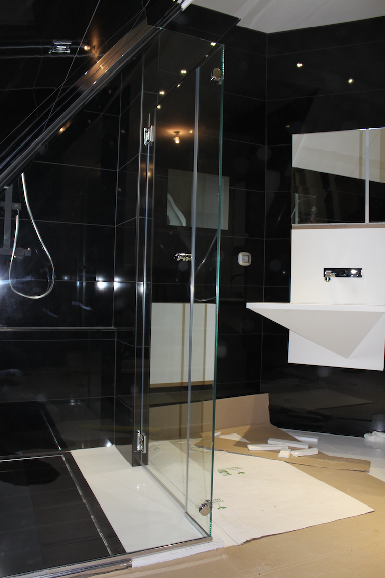 Paroi de douche sous toiture